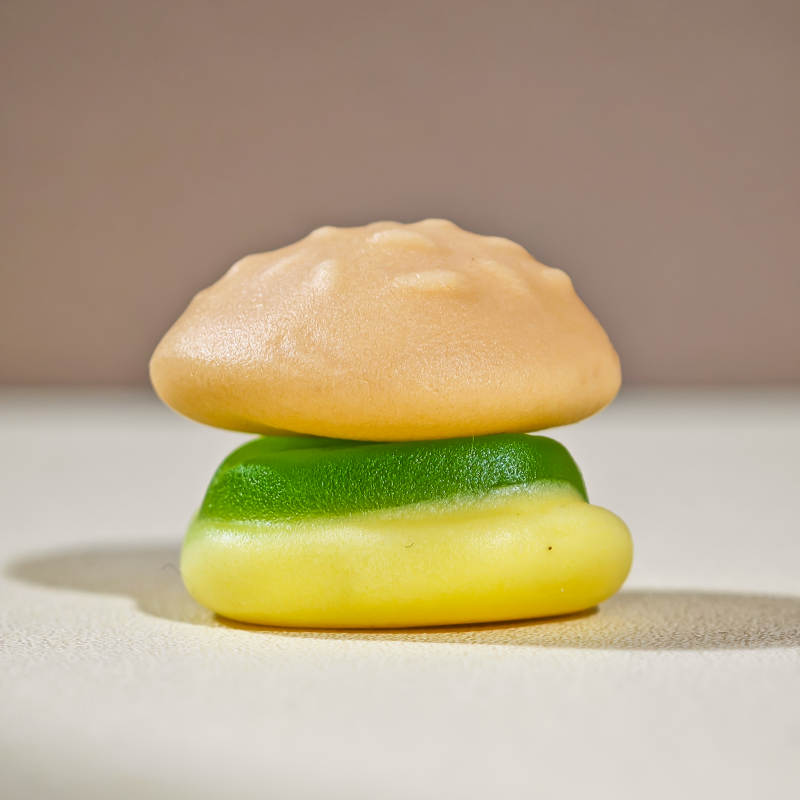 三层色彩甜点特写图片