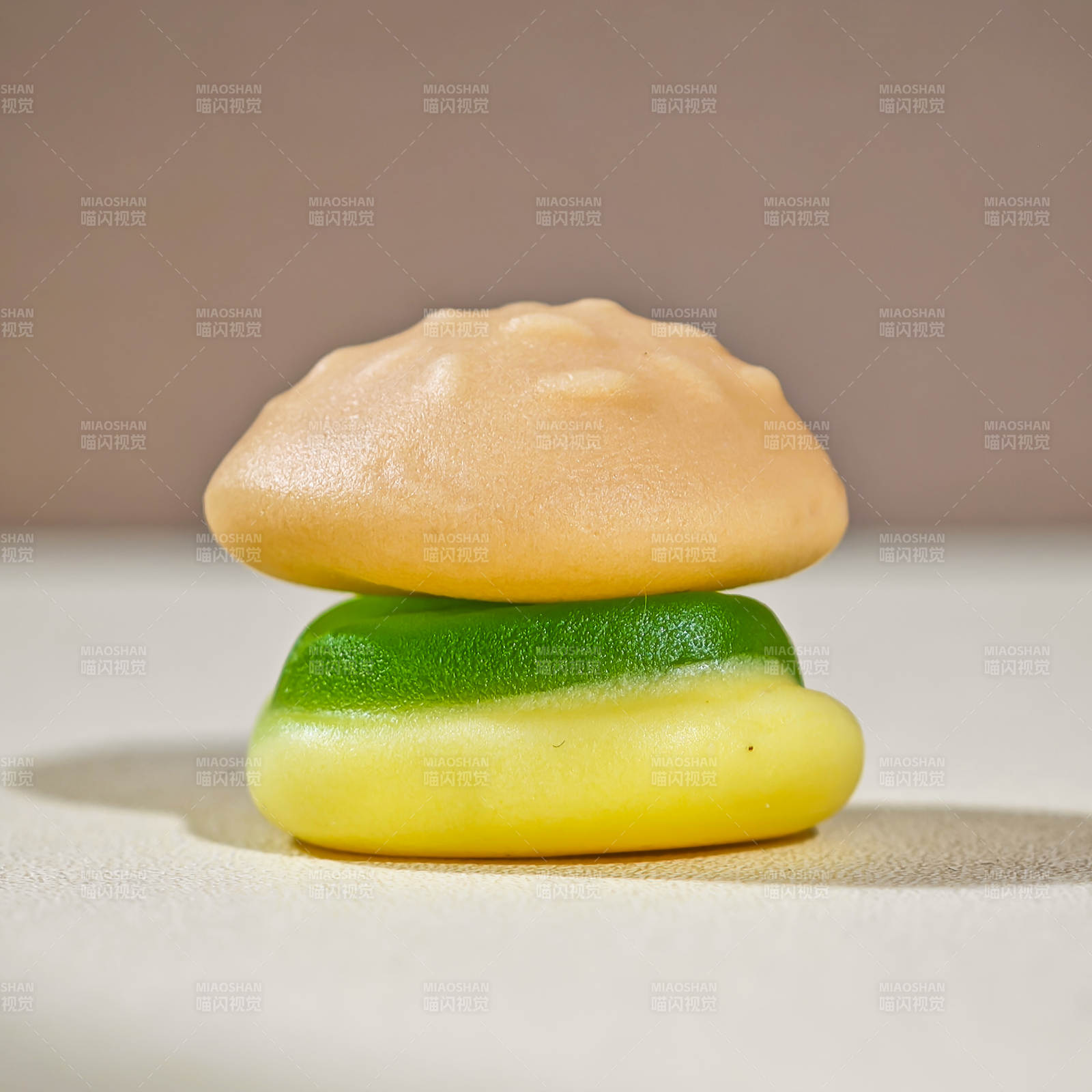 三层色彩甜点特写图片