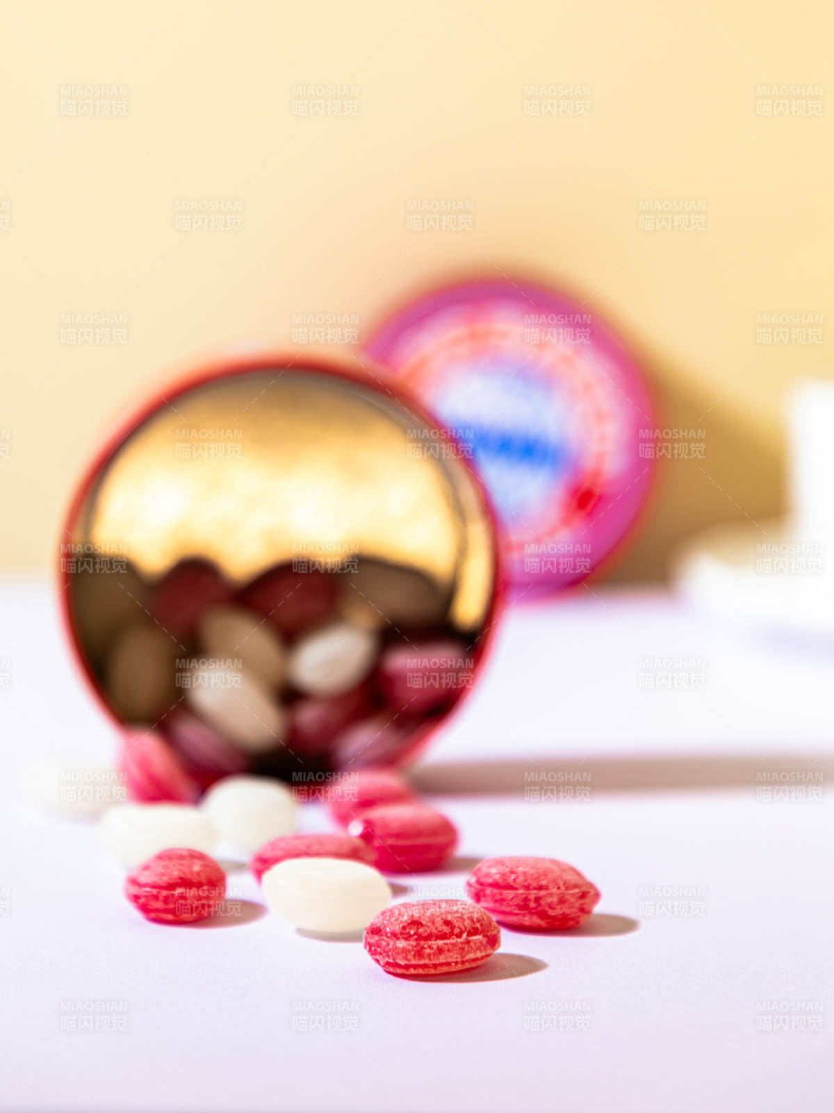 彩色糖果散落桌面图片