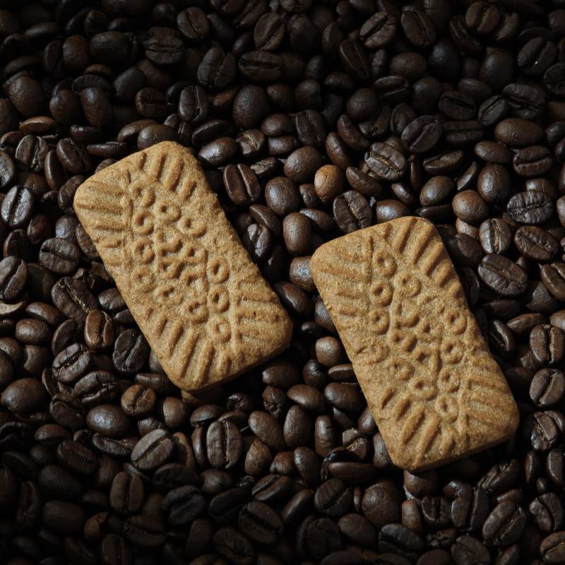 咖啡豆上的饼干图片