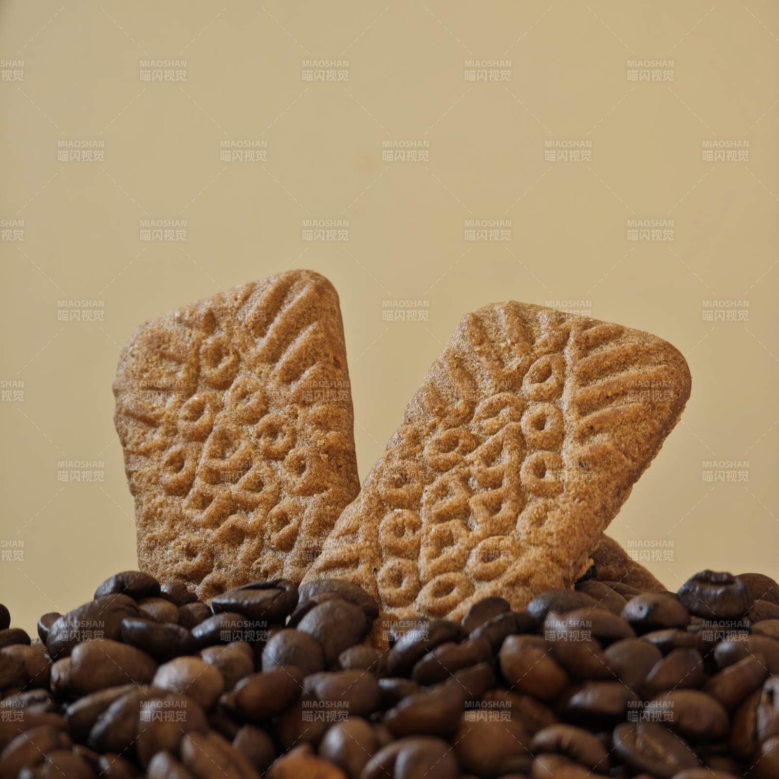 咖啡豆上的饼干艺术图片