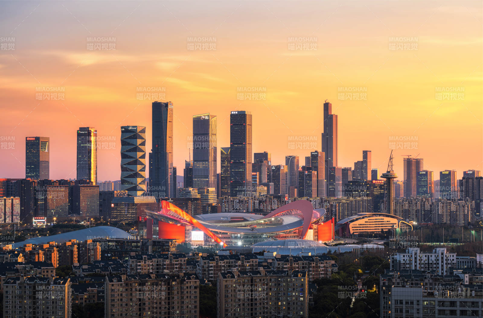 南京奥体—城市黄昏 高楼林立图片