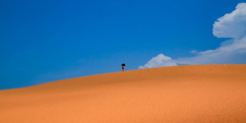 沙漠孤影 蓝天白云图片