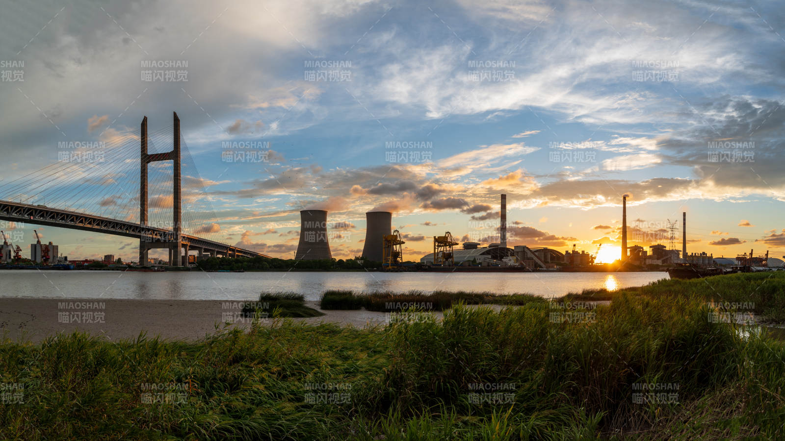 夕阳下的闵浦大桥图片