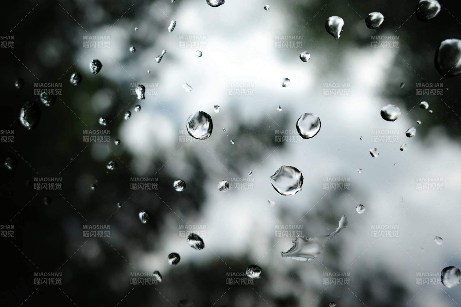 雨滴在玻璃上的瞬间图片