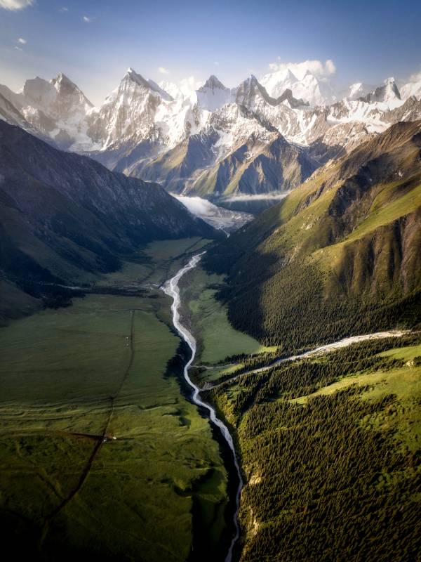 雪山峡谷绿谷河流图图片