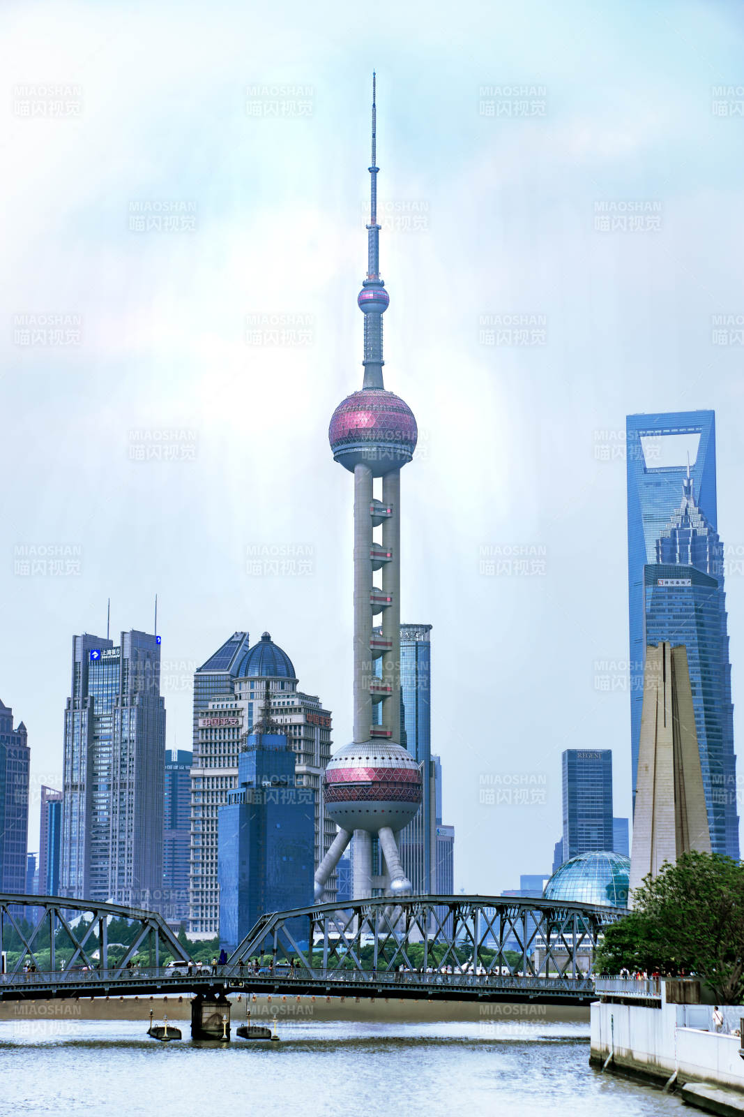 东方明珠塔与上海天际线图片