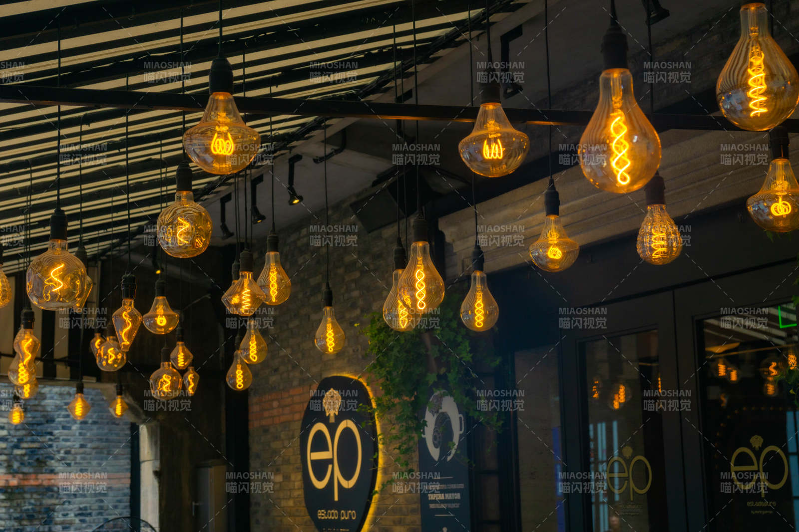 复古灯泡装饰夜景图片