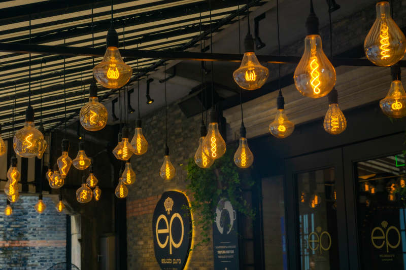 复古灯泡装饰夜景图片