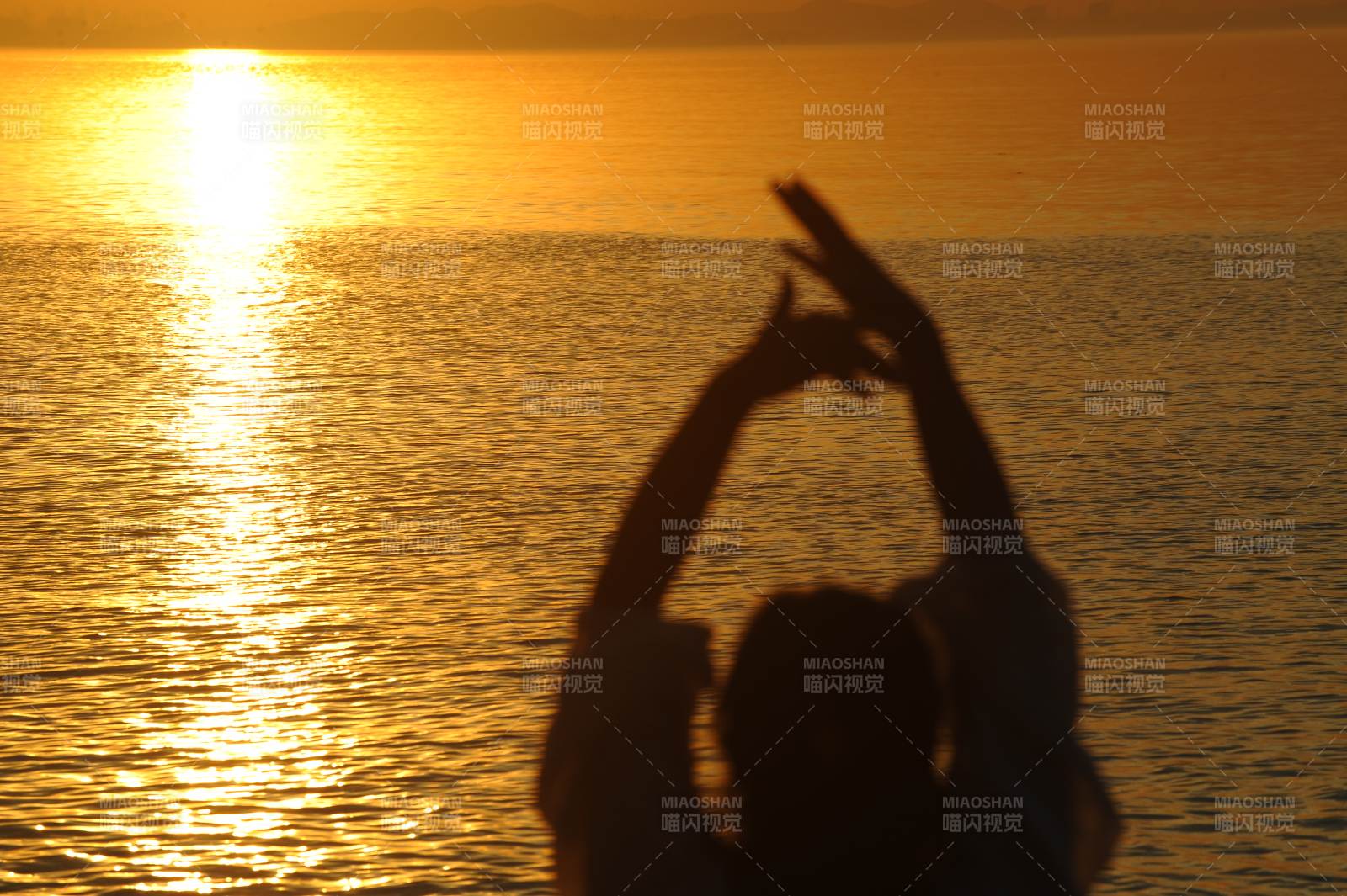 夕阳下的剪影舞蹈图片