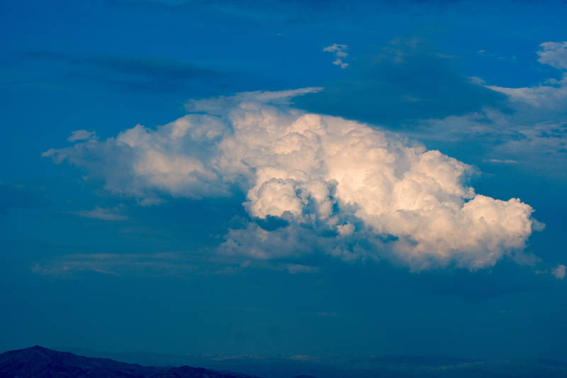 蓝天白云 山峦静谧图片