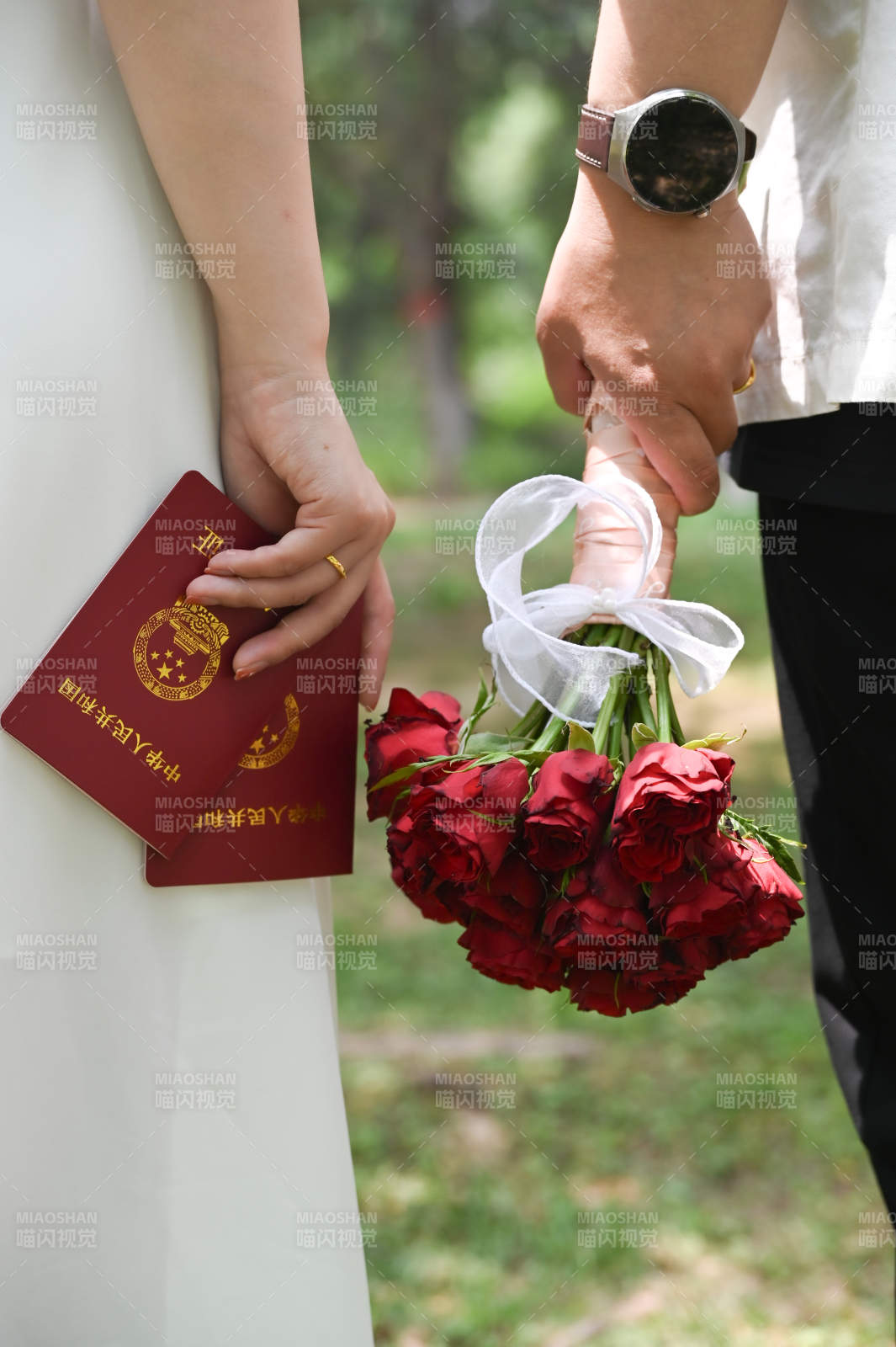 结婚证与玫瑰花束图片