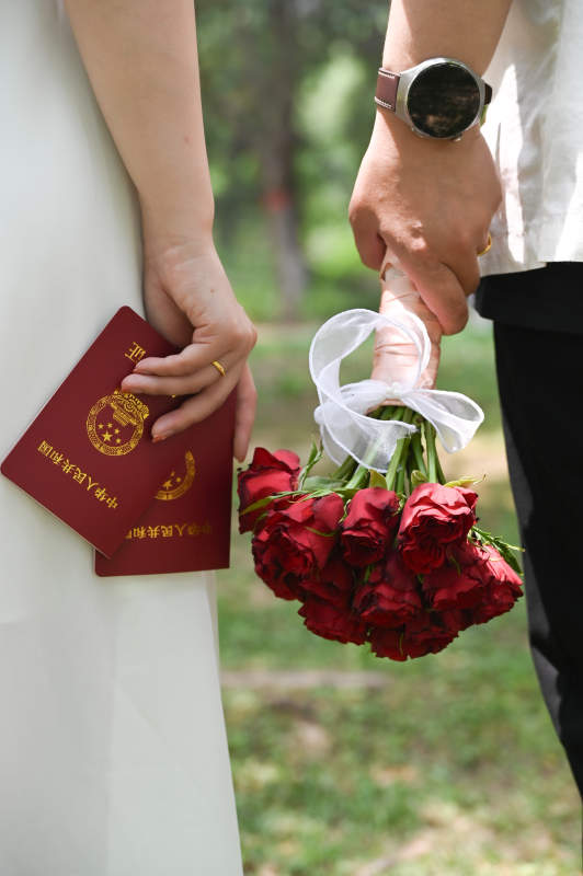 结婚证与玫瑰花束图片