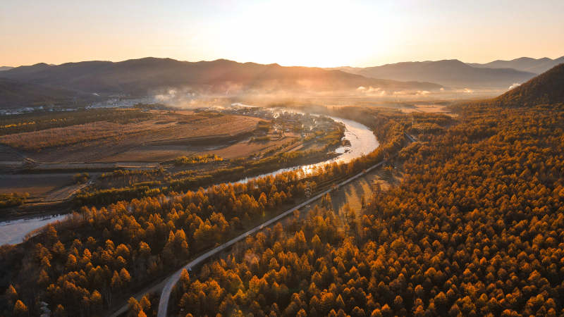 大兴安岭秋日森林与河流的晨光图片