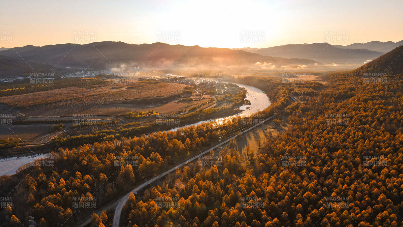 大兴安岭秋日森林与河流的晨光图片
