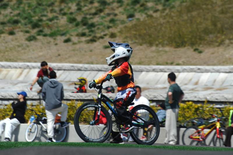 儿童自行车比赛瞬间图片