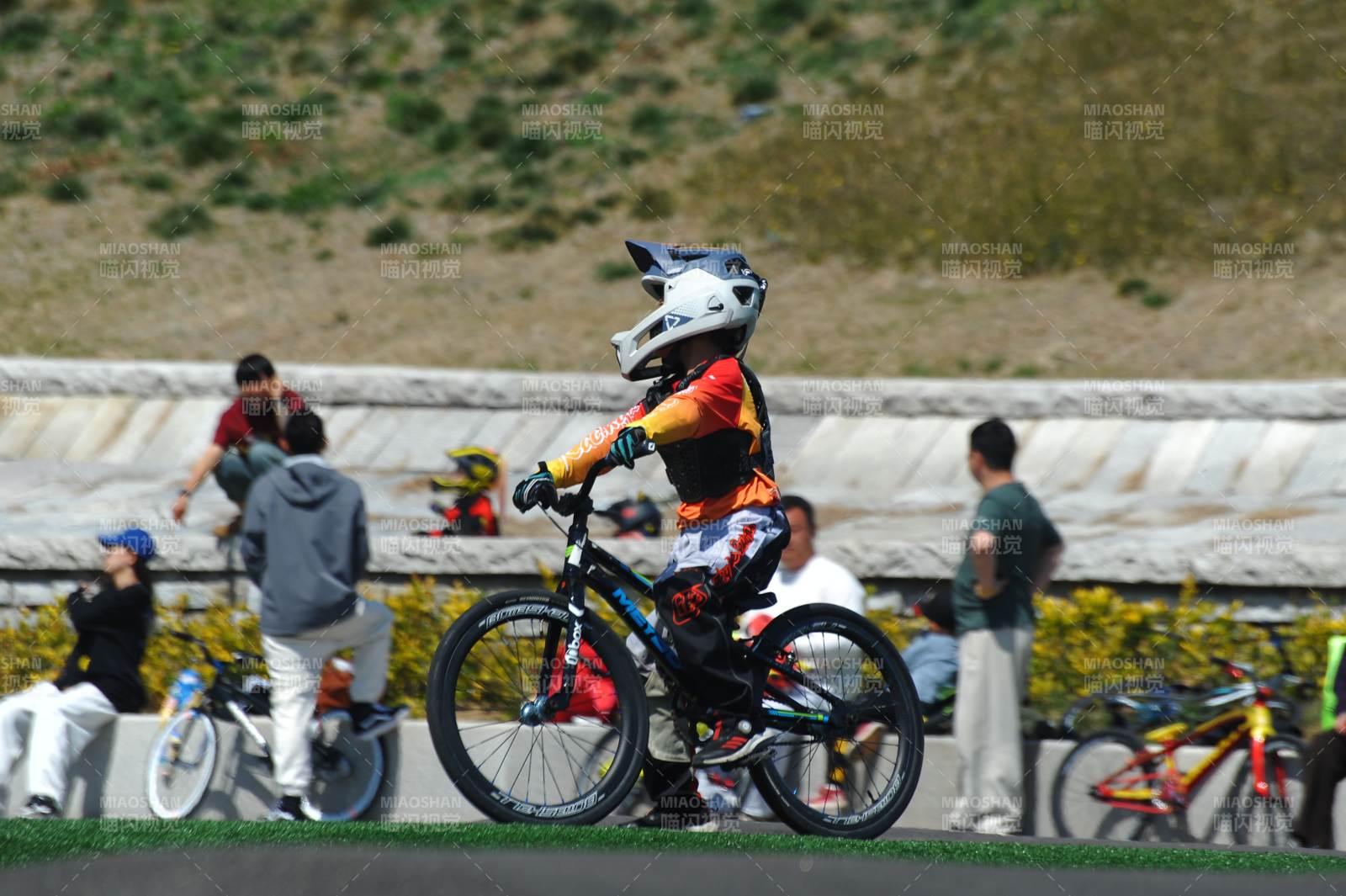 儿童自行车比赛瞬间图片