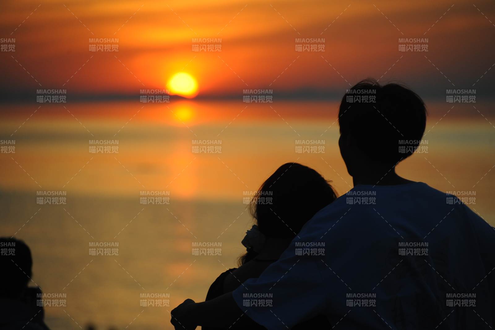 夕阳下的温馨时光图片