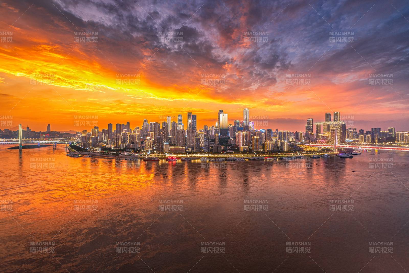 重庆城市黄昏 江水映霞图片