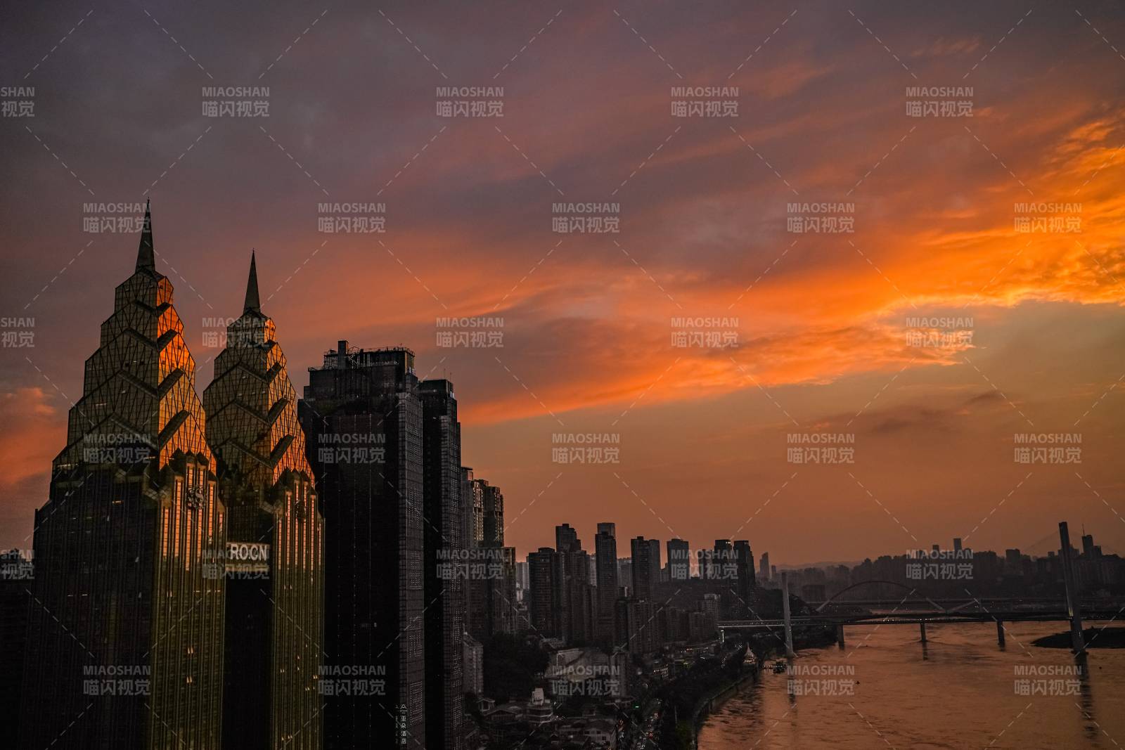 重庆南滨路日落 城市剪影图片