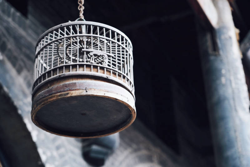 悬挂的复古金属笼子图片