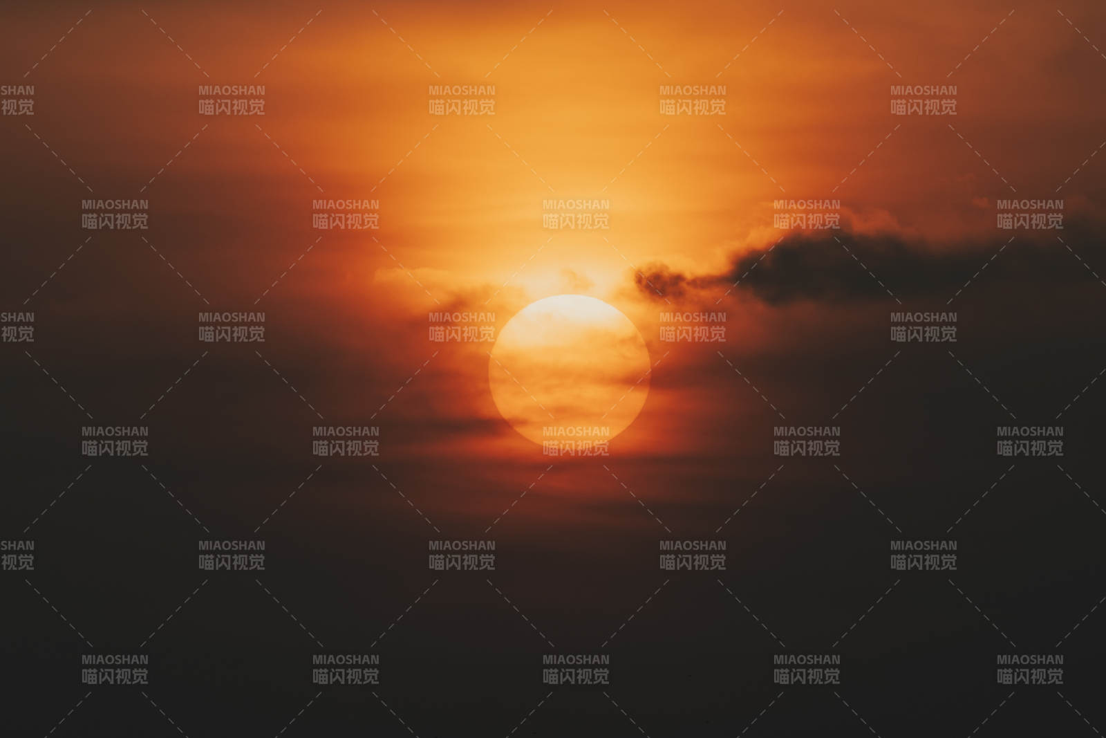 夕阳西下 云霞映红图片