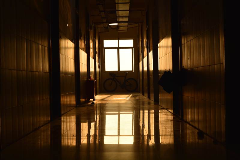 阳光洒满的走廊尽头图片