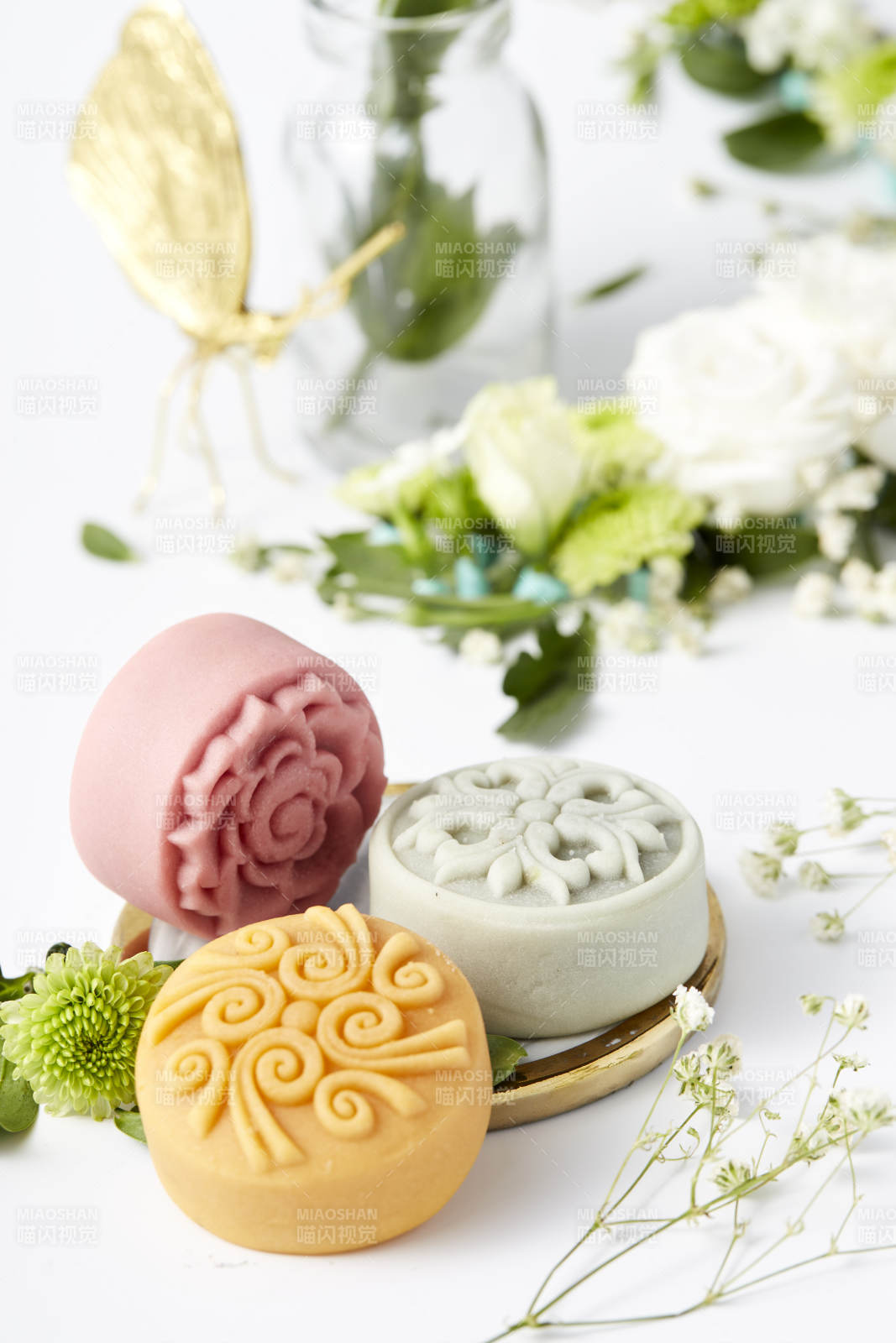 精致月饼与花艺装饰图片