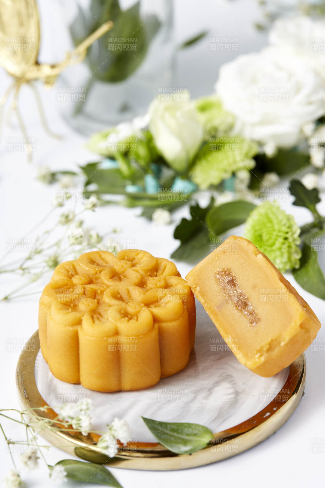 金黄月饼 花香相伴图片