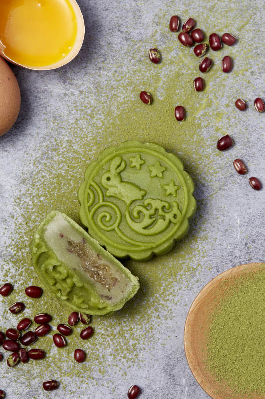 抹茶红豆月饼特写图片