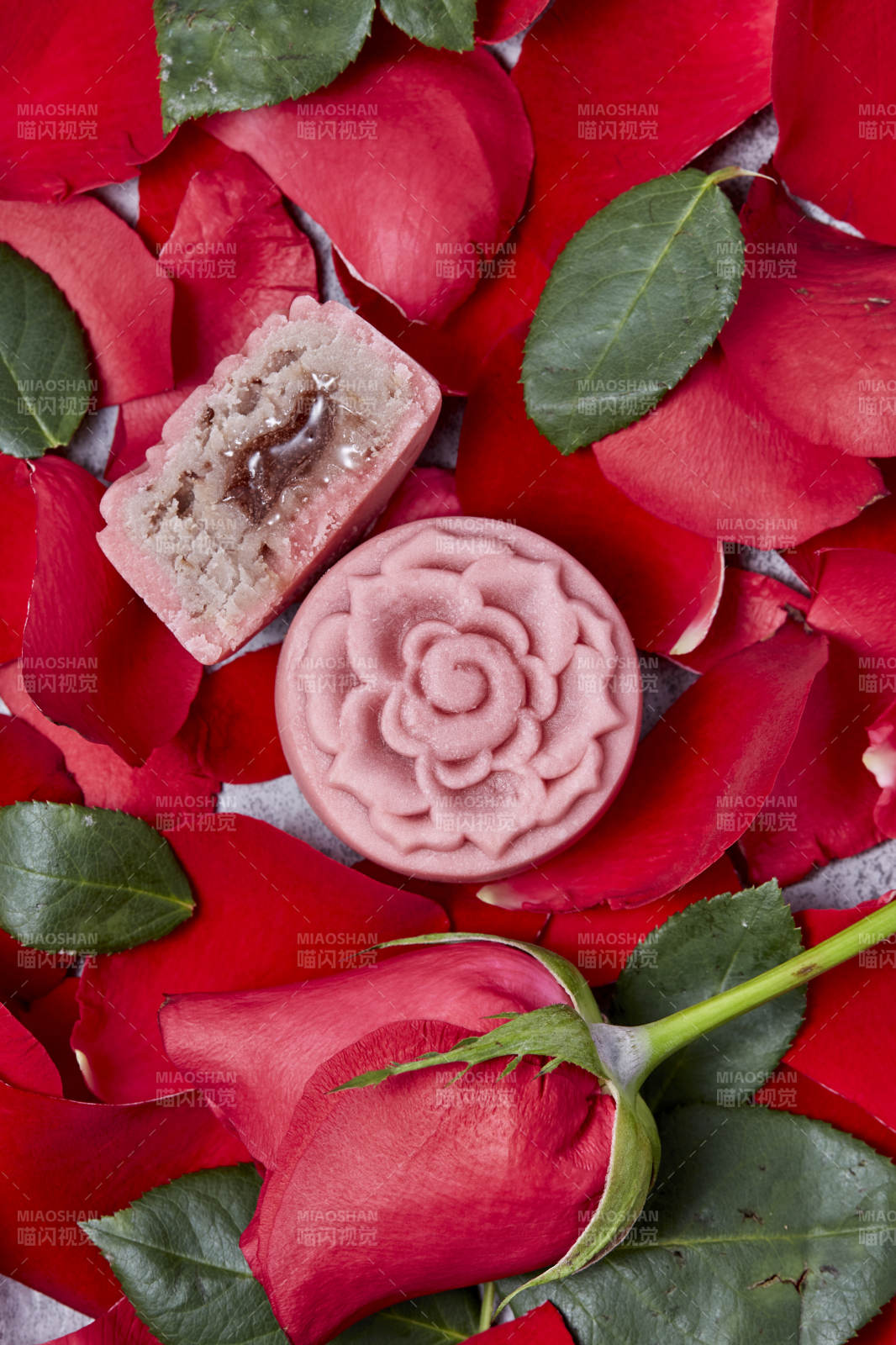 玫瑰花形月饼与花瓣图片