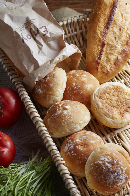 新鲜面包与蔬菜篮子图片