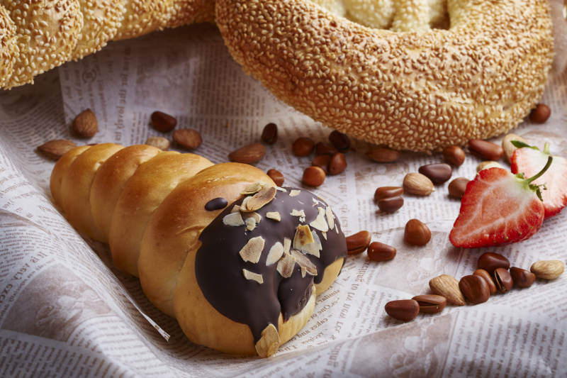 巧克力坚果面包与草莓图片