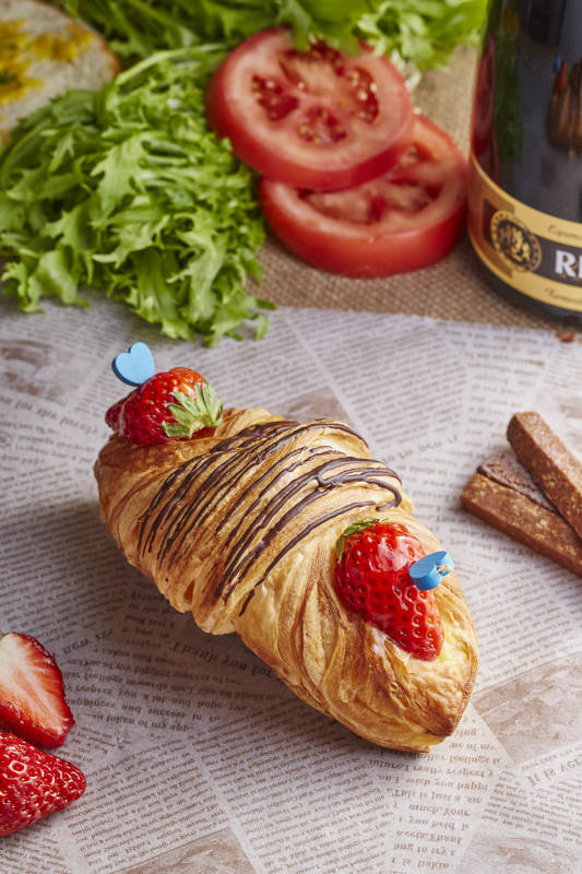 草莓巧克力羊角面包图片