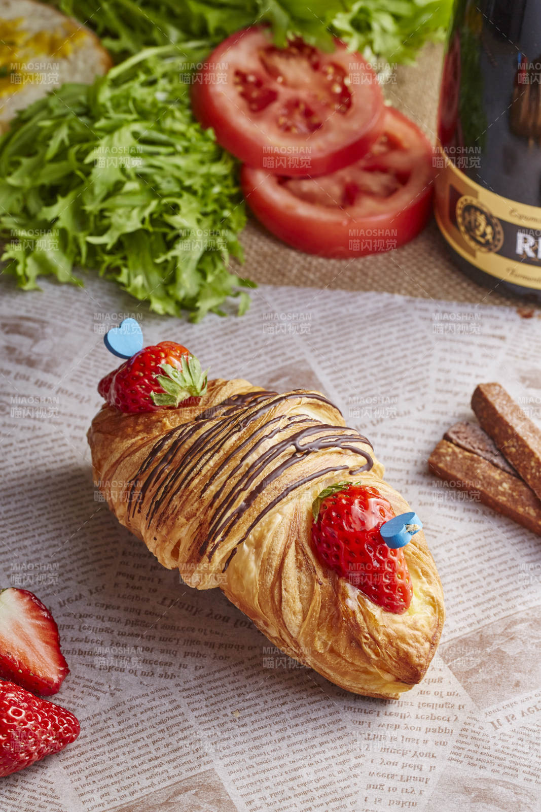 草莓巧克力羊角面包图片