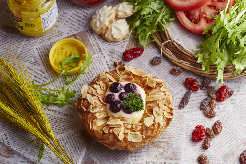 蓝莓奶油面包配杏仁片图片