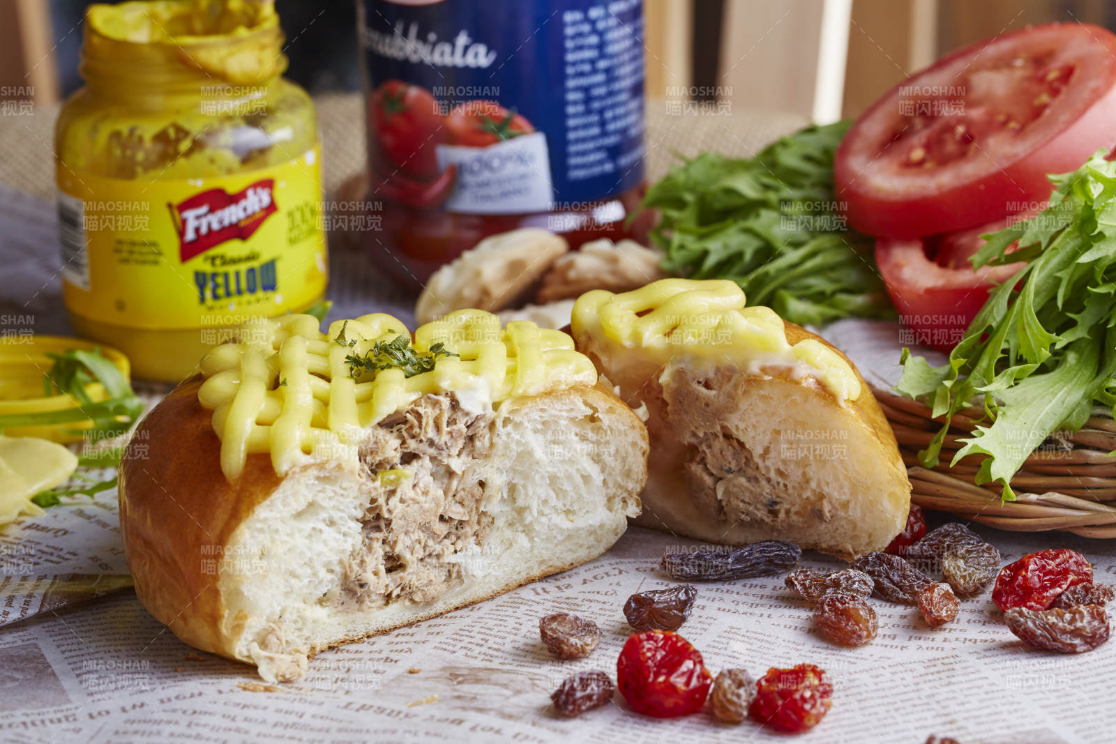 奶油面包配番茄干果图片