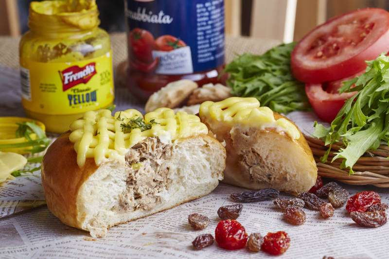 奶油面包配番茄干果图片