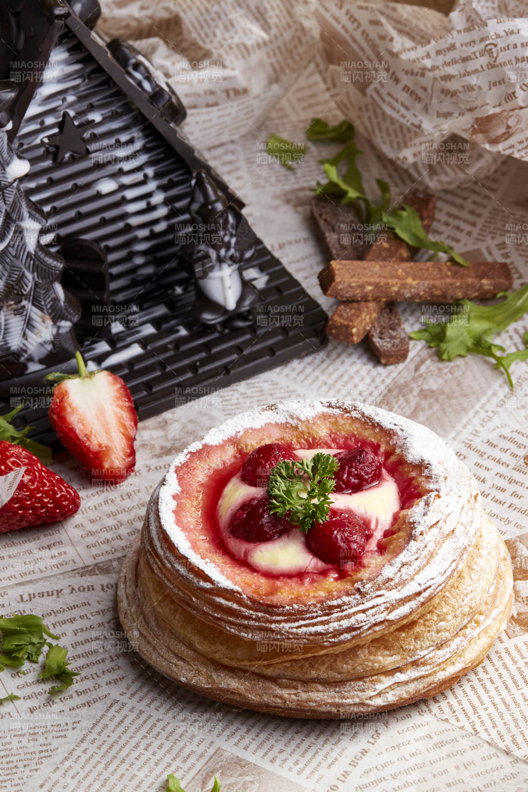 草莓奶油酥皮甜点图片