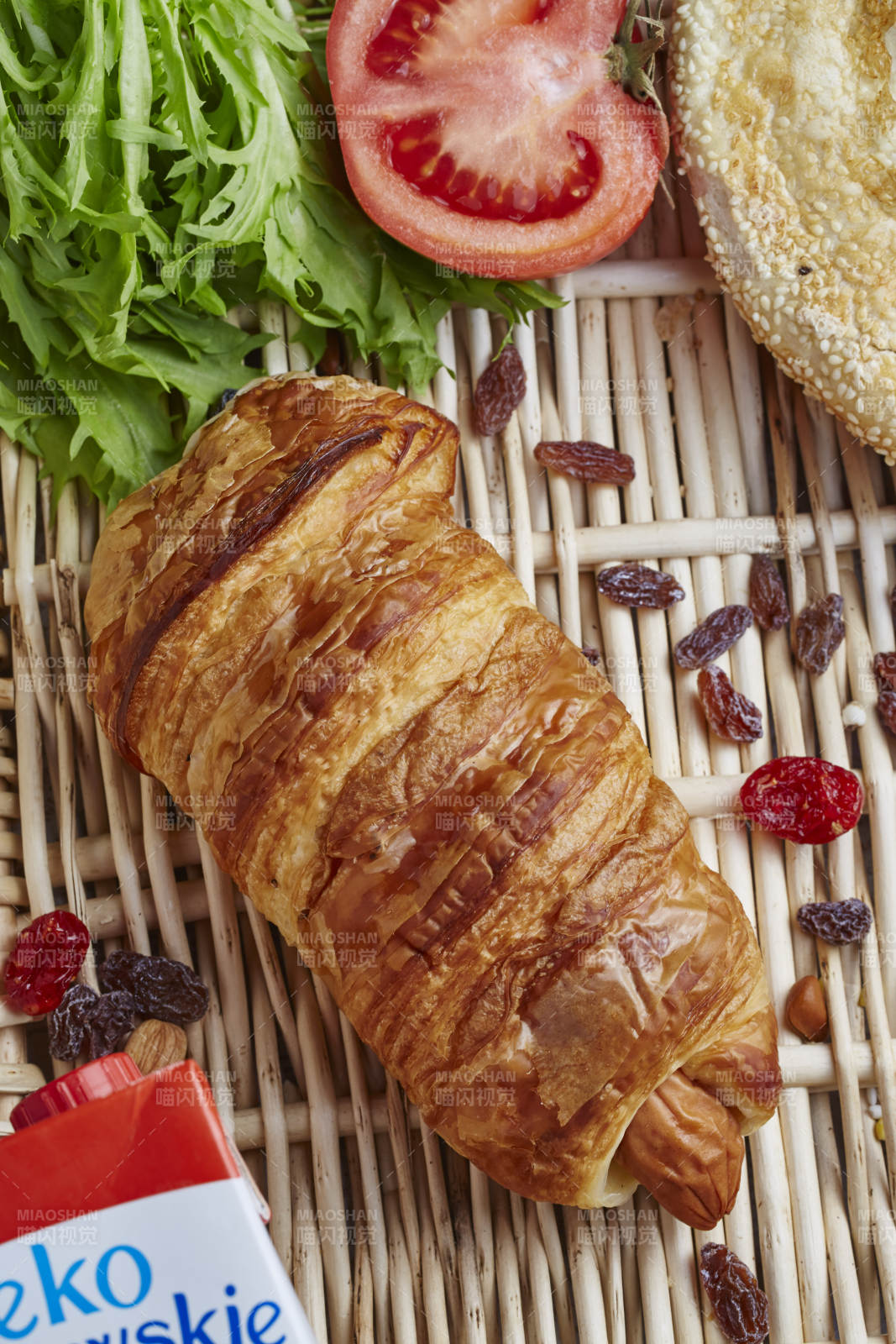 酥脆羊角面包与葡萄干图片