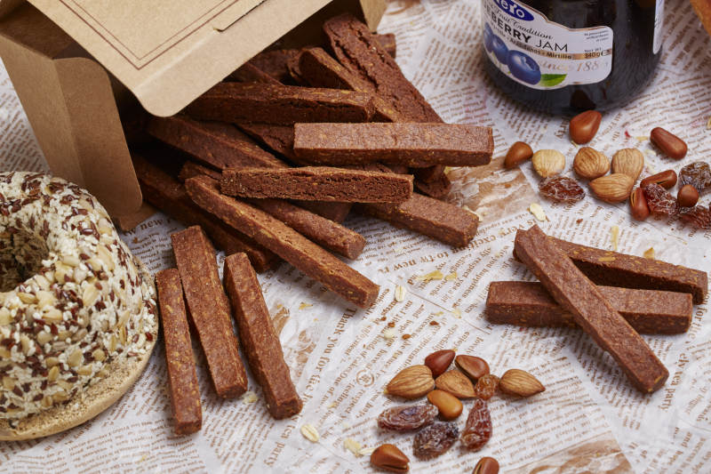 坚果饼干与巧克力棒图片