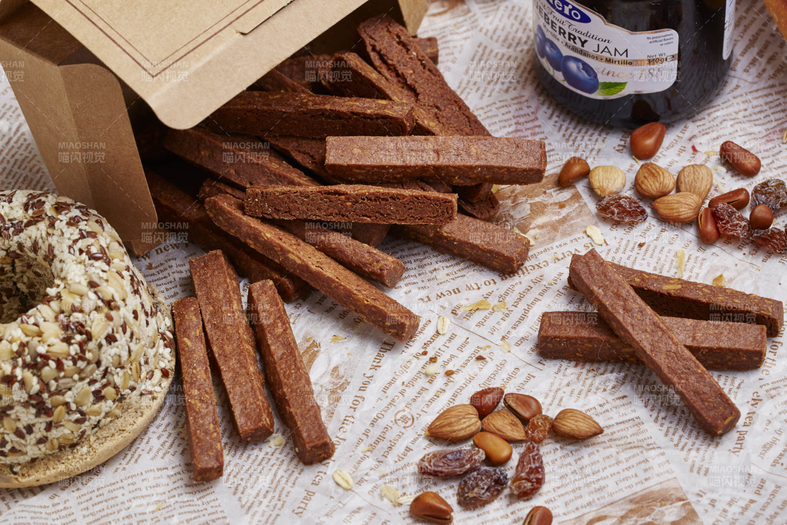 坚果饼干与巧克力棒图片