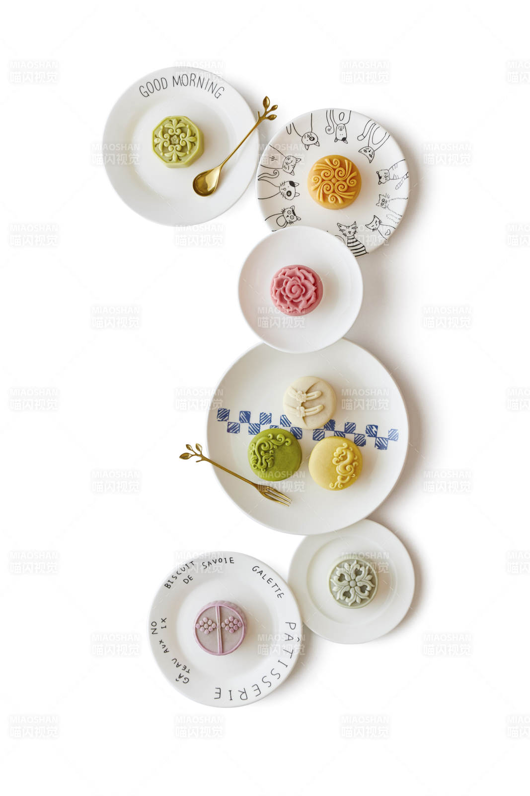 彩色月饼与精美盘子组合图片