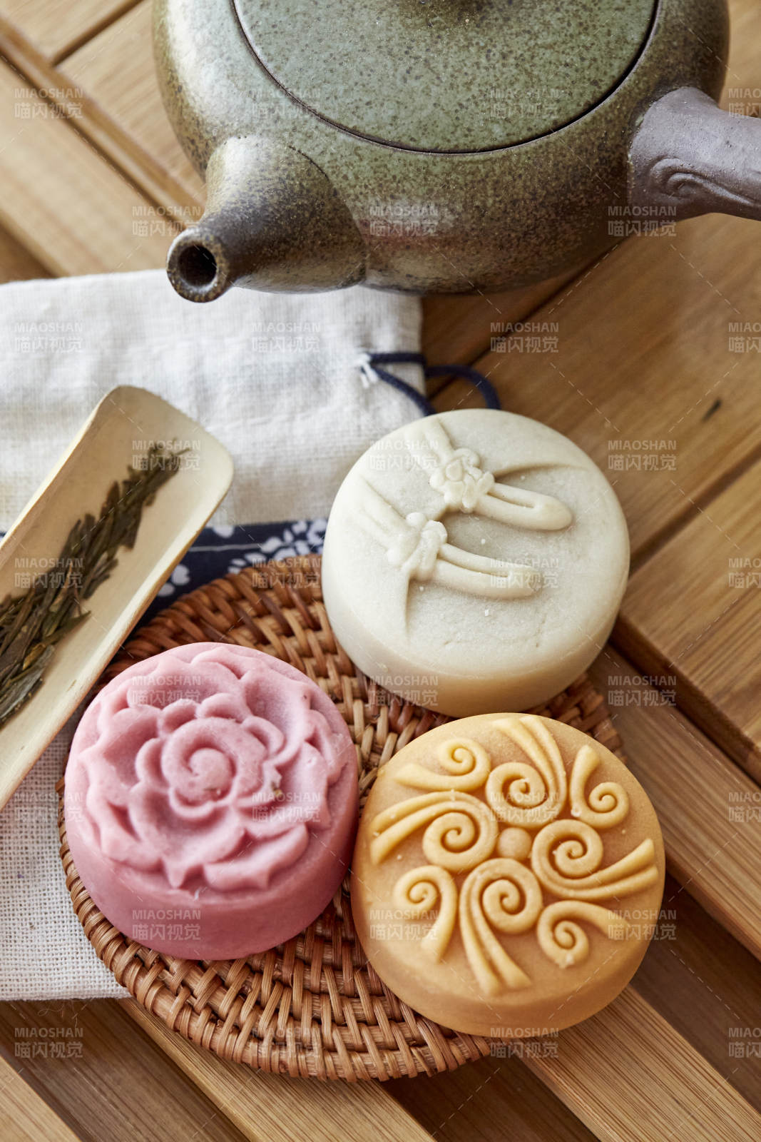 中式糕点与茶壶雅韵图片