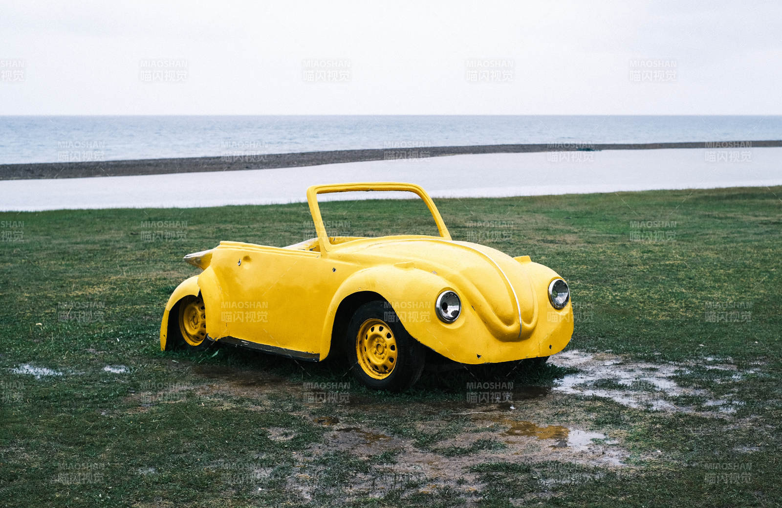 海边的黄色复古车图片