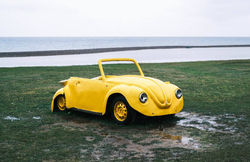 海边的黄色复古车图片