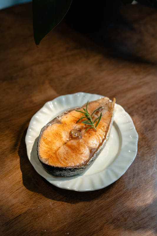 煎三文鱼配迷迭香图片