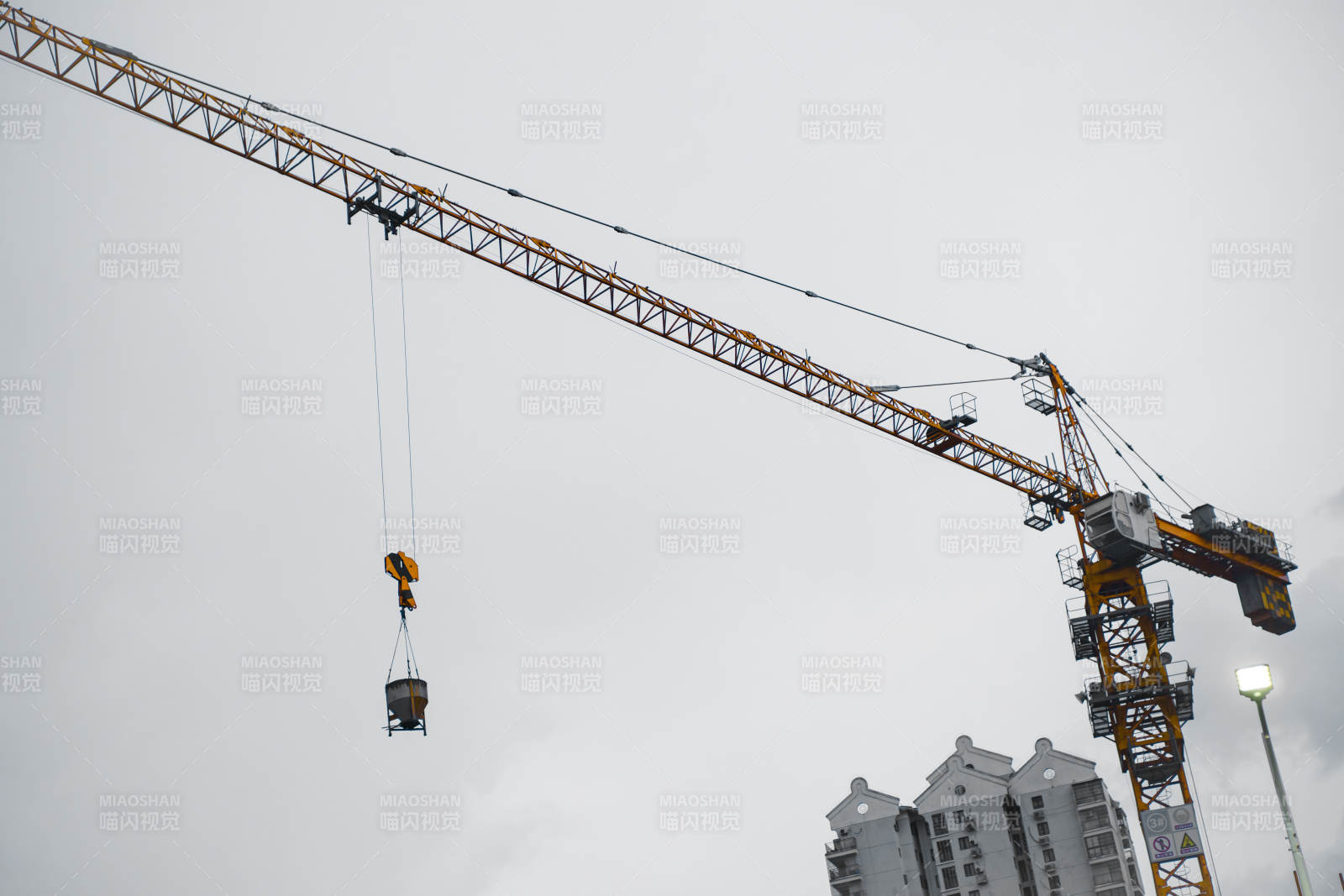 建筑工地起重机作业中图片