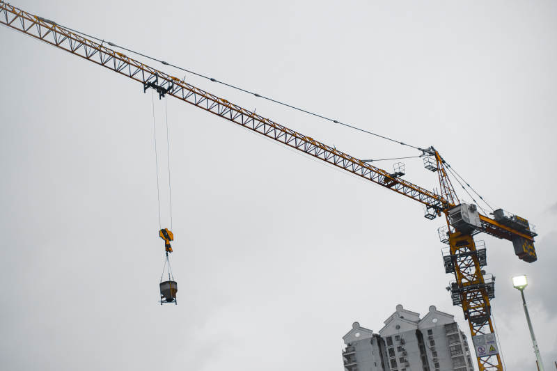 建筑工地起重机作业中图片