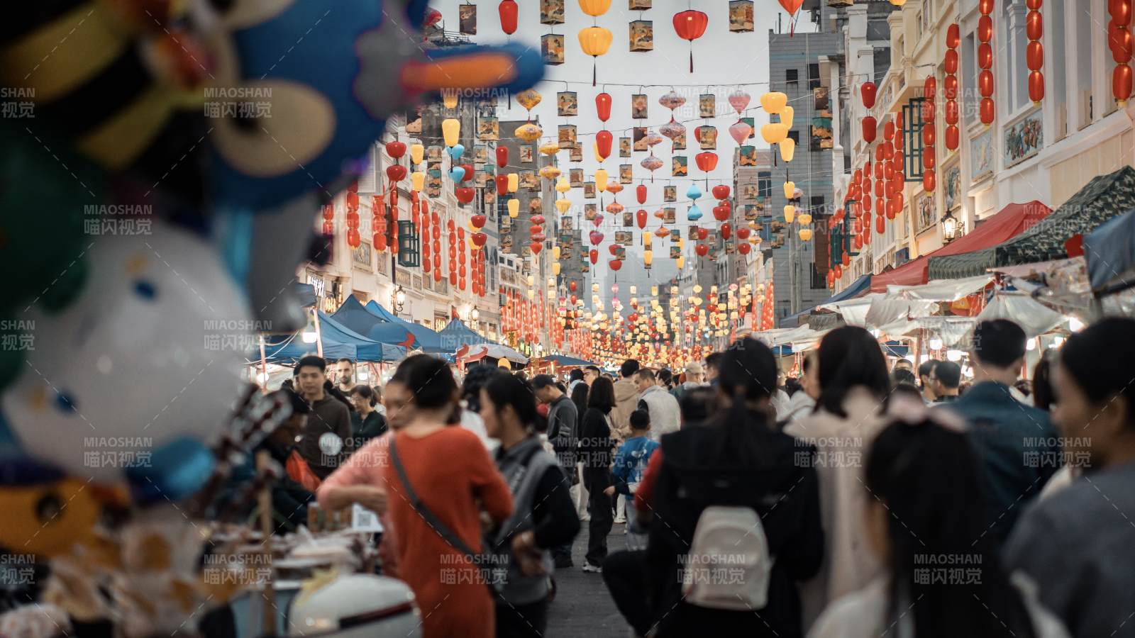 热闹夜市 灯笼高挂图片